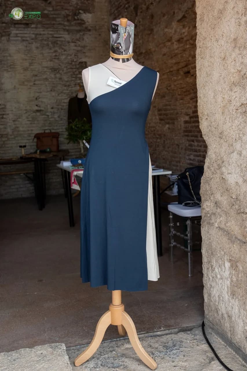 Stand di TENCEL™ lungo il percorso museale negli SDGs