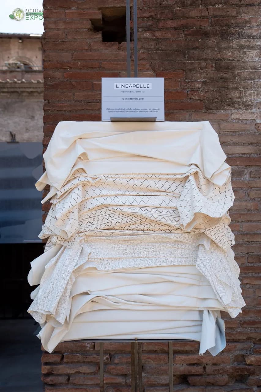 Stand di UNIC Italian Tanneries lungo il percorso museale negli SDGs
