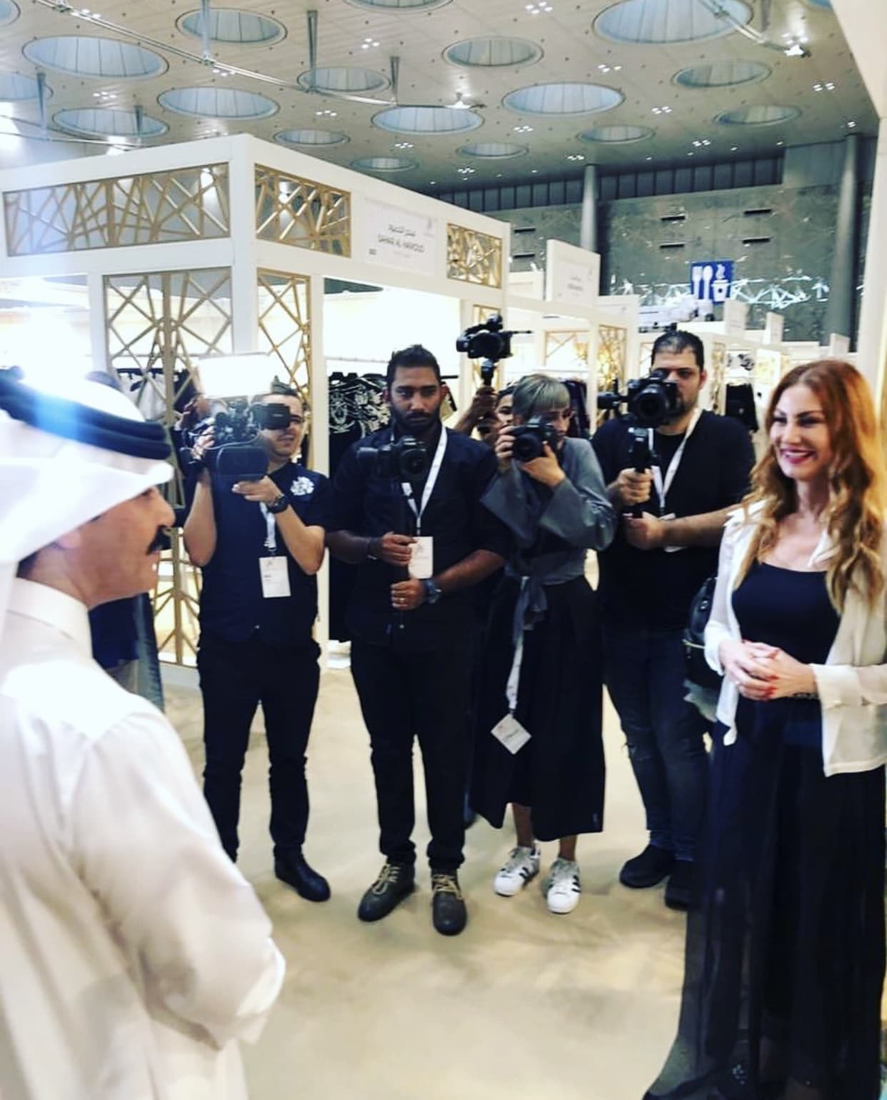 Valeria Mangani incontra la stampa a una fiera internazionale.